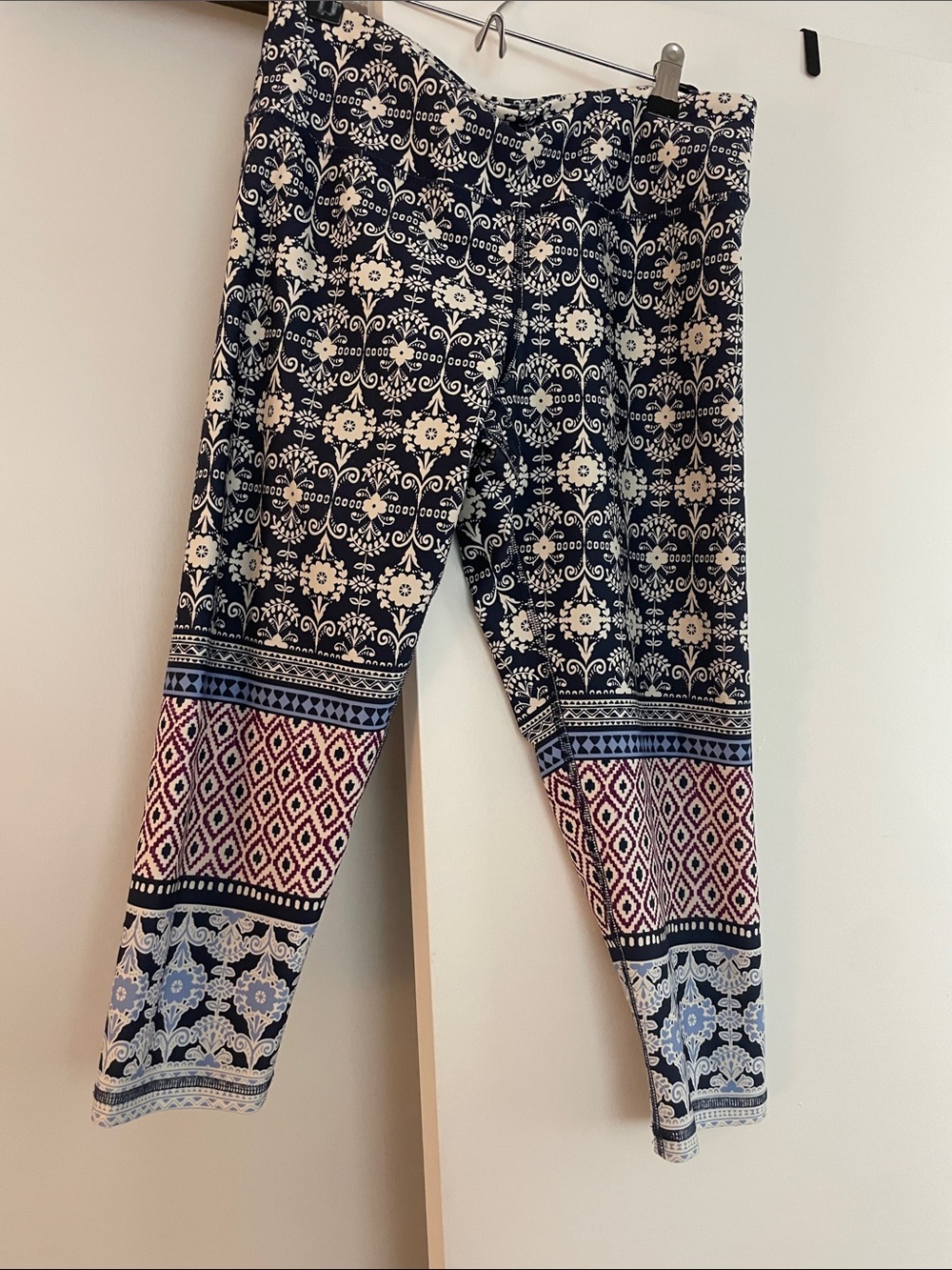 Patterned Cropped leggings in Navy, Cream & purple